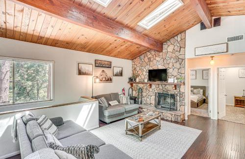 Crestline House | 1 Mi to Lake Crestline Cabin with Deck and Gas Grill!