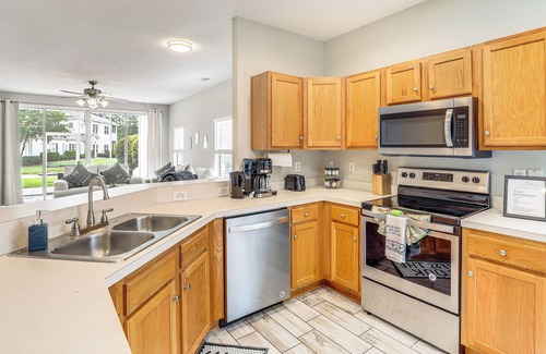 Red Hill Condo | < 1 Mi to Legends Golf Resort: Condo w/Pool!