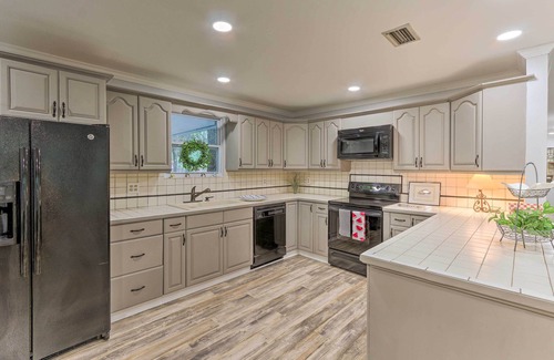 Olde Town Cottage | 1 Mi to Old Town Bluffton: Home w/Screened Porch