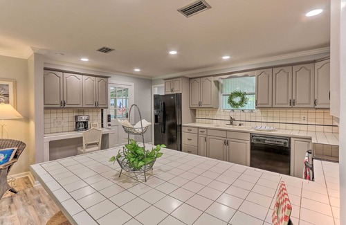 Olde Town Cottage | 1 Mi to Old Town Bluffton: Home w/Screened Porch