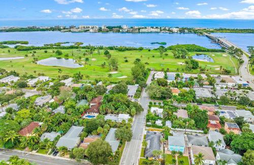 Parrot Cove House | 1 Mi to Shore Pet-Friendly Lake Worth Beach Home!