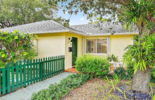 Parrot Cove House | 1 Mi to Shore Pet-Friendly Lake Worth Beach Home!