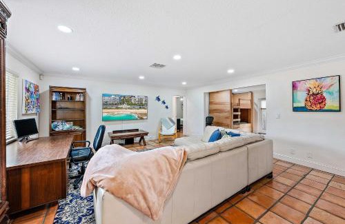 Parrot Cove House | 1 Mi to Shore Pet-Friendly Lake Worth Beach Home!