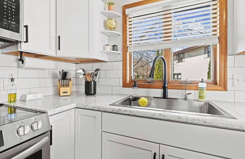 Oshkosh Apartment | 1 Mile From EAA