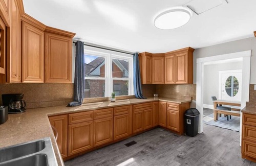 Birmingham House | 1 Mile to Bham CrossPlex & Near Legion Field