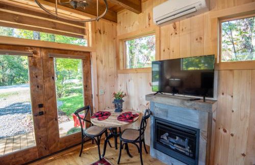 West Jefferson House | 1 Mile to Downtown West Jefferson Camping Cabin #1
