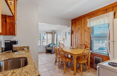 Wells Beach Apartment | 1 MIN WALK TO WELLS BEACH-OCEAN VIEWS-LARGE YARD. AMPLE PARKING. 9/21-9/27 OPEN