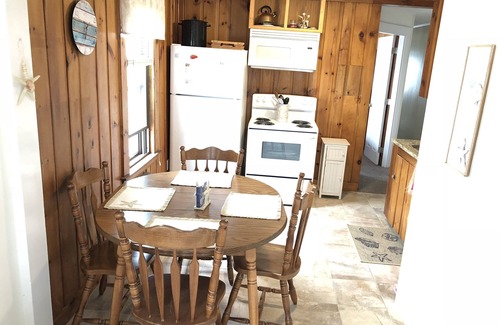 Wells Beach Apartment | 1 MIN WALK TO WELLS BEACH-OCEAN VIEWS-LARGE YARD. AMPLE PARKING. 9/21-9/27 OPEN