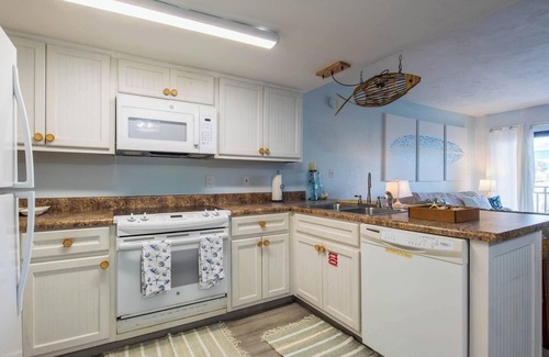 East End Condo | 1 Min Walk Beach! Pool within Steps! Sleeps 6! AC, WiFi and 2 Community Pools