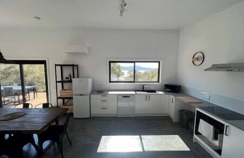 East Jindabyne House | #1 New Modern Cabin with beautiful views Cabin