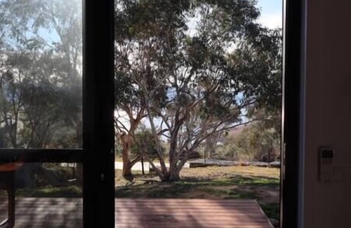 East Jindabyne House | #1 New Modern Cabin with beautiful views Cabin