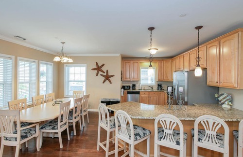 North End House | 1 OF A KIND, SPACIOUS 6+ large bedrooms/5 baths, 3 Floors, ELEVATOR, sleeps 26!