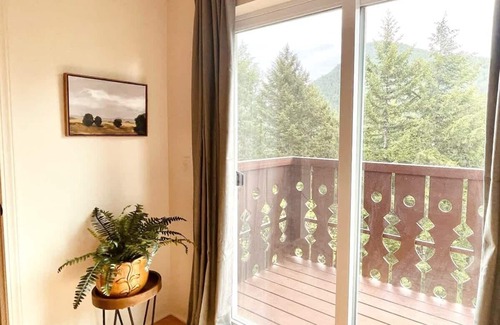 Port Angeles Apartment | #1 Pine Queen Room - Fireplace in Olympic Nat'l Prk
