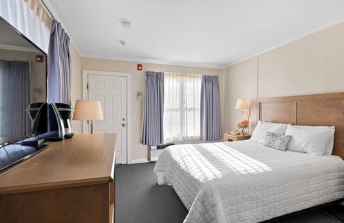 Falmouth Heights Hotel | 1 Queen Bed Suite Close to Beach & Dining