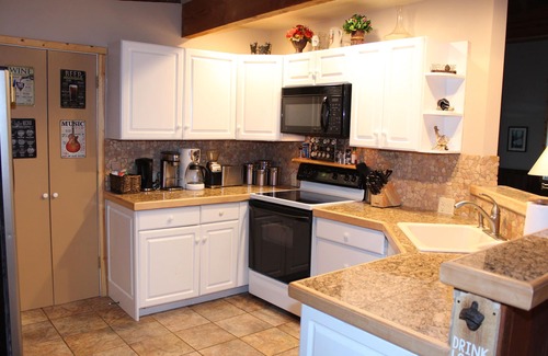 Breckenridge Cabin | 1-story 3/3 w/Huge Deck, Hot Tub, Cozy Style & Pet-Friendly