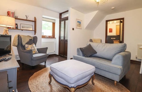 Haverfordwest House | 1 THE BARN, pet friendly, with hot tub in Haverfordwest