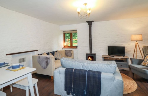 Haverfordwest House | 1 THE BARN, pet friendly, with hot tub in Haverfordwest
