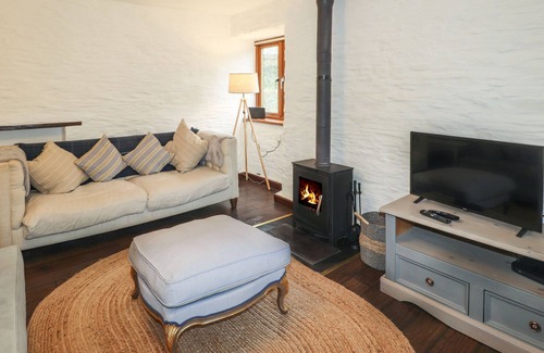 Haverfordwest House | 1 THE BARN, pet friendly, with hot tub in Haverfordwest