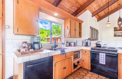 Oakhurst House | 10-acre Forest Villa, Single Floor, Hot tub, Patio
