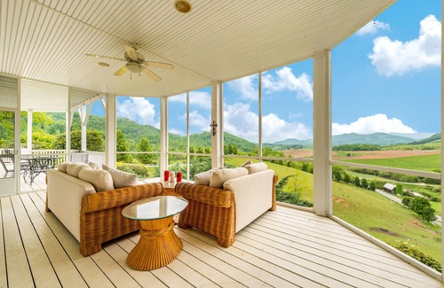 Clyde House | 10-acre manor with Blue Ridge views, game rooms & private vintage diner