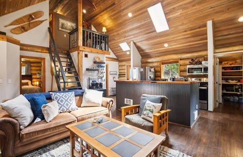 Hoodsport Cabin | 10-Acre Pvt Retreat! Hot Tub & FirePit, Lk Access