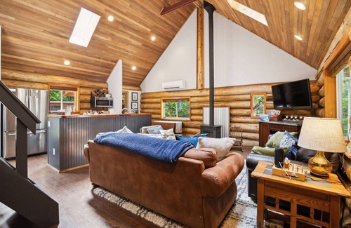 Hoodsport Cabin | 10-Acre Pvt Retreat! Hot Tub & FirePit, Lk Access