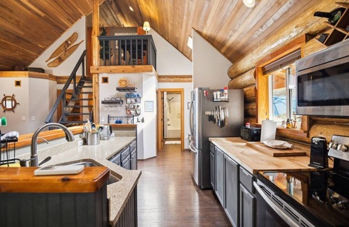 Hoodsport Cabin | 10-Acre Pvt Retreat! Hot Tub & FirePit, Lk Access