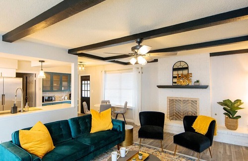 Vance Jackson House | 10' away from Sixflags Stunning Full Family Home w/Movie Theatert