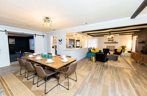 Vance Jackson House | 10' away from Sixflags Stunning Full Family Home w/Movie Theatert