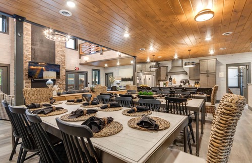 Gatlinburg - Pigeon Forge Cabin | 10 Bedroom Luxury Cabin in the Arts and Crafts Community!