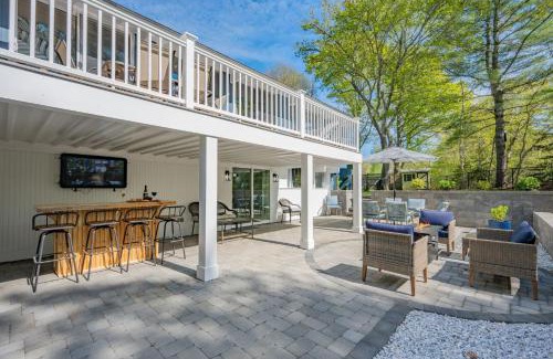 Sandwich House | 10 Bunker Circle Sandwich - The Clubhouse Retreat