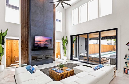 Knox - Henderson House | 10-Guest Capacity Luxury Showstopper Home