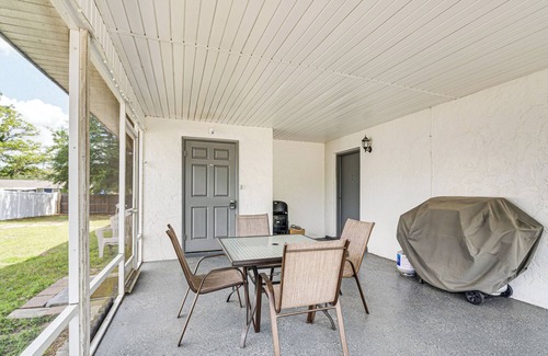 Silver Springs Shores Cottage | 10 Mi to Dtwn Ocala: Dog-friendly Home w/Fire Pit