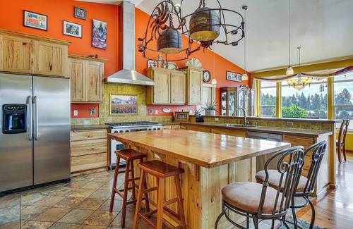 Thurston House | 10 Mi to Eugene: Countryside Home w/Mtn Views!