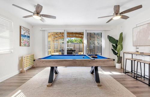 Deerfield Beach House | 10 min 2 beach Hot Tub Pool Table FirePit Sleeps 8
