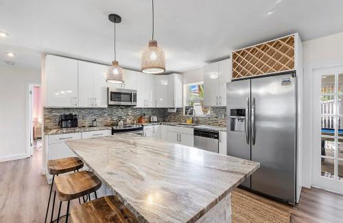 Deerfield Beach House | 10 min 2 beach Hot Tub Pool Table FirePit Sleeps 8