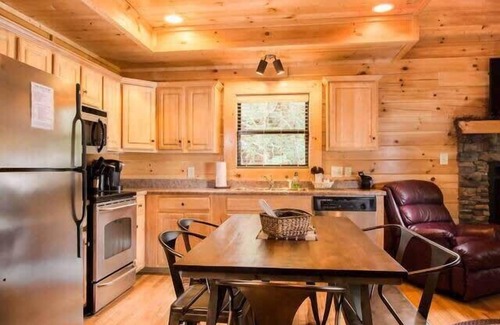 Gatlinburg - Pigeon Forge Cabin | 10 Min 2 Pigeon Forge Pkwy/Gorgeous Cabin/Hot Tub
