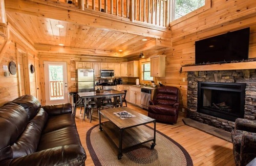 Gatlinburg - Pigeon Forge Cabin | 10 Min 2 Pigeon Forge Pkwy/Gorgeous Cabin/Hot Tub