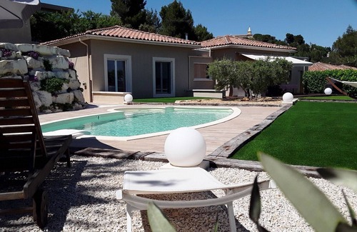 Rochefort-du-Gard Villa | 10 min Avignon Contemporary Villa View Private Pool Quiet wifi landscaped garden