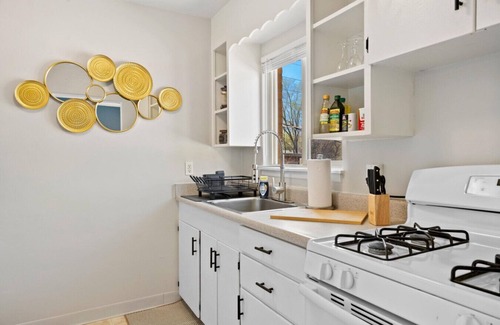 Golden Apartment | 10 min Red Rocks | Family Friendly | Bike Storage