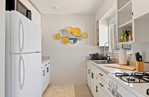 Golden Apartment | 10 min Red Rocks | Family Friendly | Bike Storage