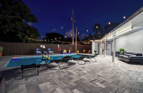 Sunset House | 10 min to Beach Stylish Villa Sleeps 12 with Pool, Game Room & Mini Golf
