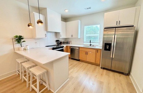 Donelson House | 10 min to Broadway, Airport & Opry Mills. Three roomy bedrooms sleep up to 10 guests in comfort. After a play day, unwind in our dedicated game room packed with board games. Fire up the BBQ on grill by the dog park and chill.