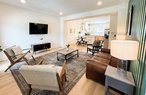 Donelson House | 10 min to Broadway, Airport & Opry Mills. Three roomy bedrooms sleep up to 10 guests in comfort. After a play day, unwind in our dedicated game room packed with board games. Fire up the BBQ on grill by the dog park and chill.
