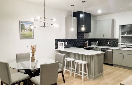 Donelson House | 10 min to Broadway, Airport & Opry Mills. Three roomy bedrooms sleep up to 10 guests in comfort. After a play day, unwind in our dedicated game room packed with board games. Fire up the BBQ on grill by the dog park and chill.