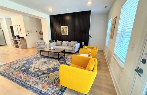 Donelson House | 10 min to Broadway, Airport & Opry Mills. Three roomy bedrooms sleep up to 10 guests in comfort. After a play day, unwind in our dedicated game room packed with board games. Fire up the BBQ on grill by the dog park and chill.