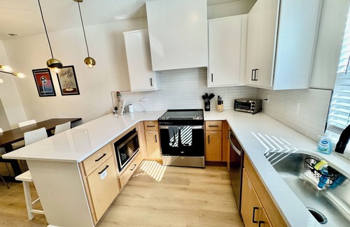 Donelson House | 10 min to Broadway, Airport & Opry Mills. Three roomy bedrooms sleep up to 10 guests in comfort. After a play day, unwind in our dedicated game room packed with board games. Fire up the BBQ on grill by the dog park and chill.
