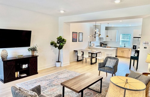 Donelson House | 10 min to Broadway, Airport & Opry Mills. Three roomy bedrooms sleep up to 10 guests in comfort. After a play day, unwind in our dedicated game room packed with board games. Fire up the BBQ on grill by the dog park and chill.