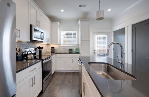 Urbandale Nations House | 10 Min To Broadway -Beautiful Music City Townhome