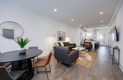 Urbandale Nations House | 10 Min To Broadway -Beautiful Music City Townhome